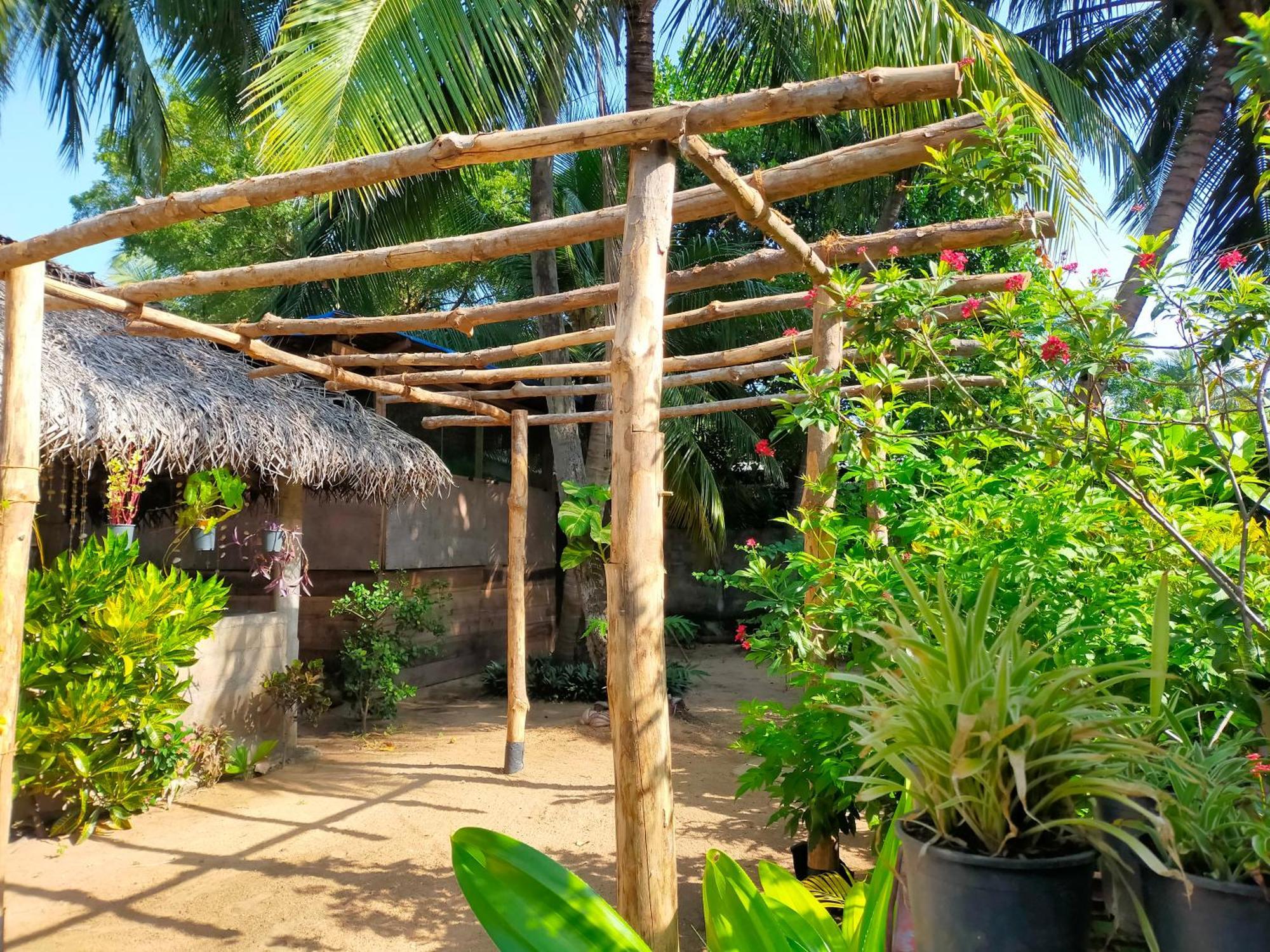 Eastwind Surf Camp Hotel Arugam Bay Exterior photo